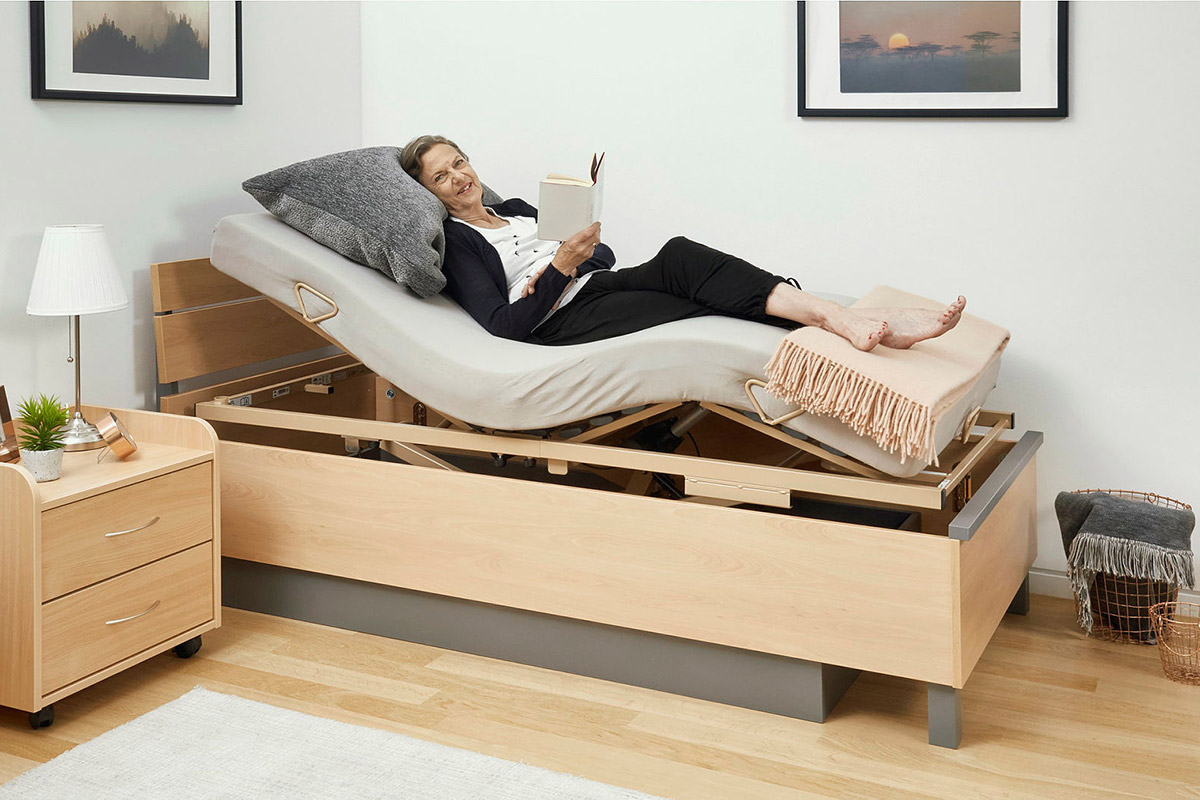 Foto einer älteren Dame in einem Pflegebett