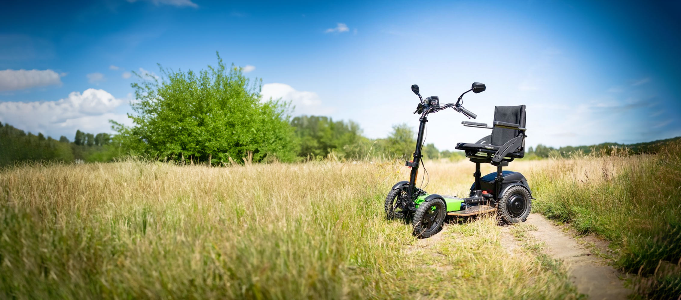 Foto eines Elektroscooters auf einem Feldweg