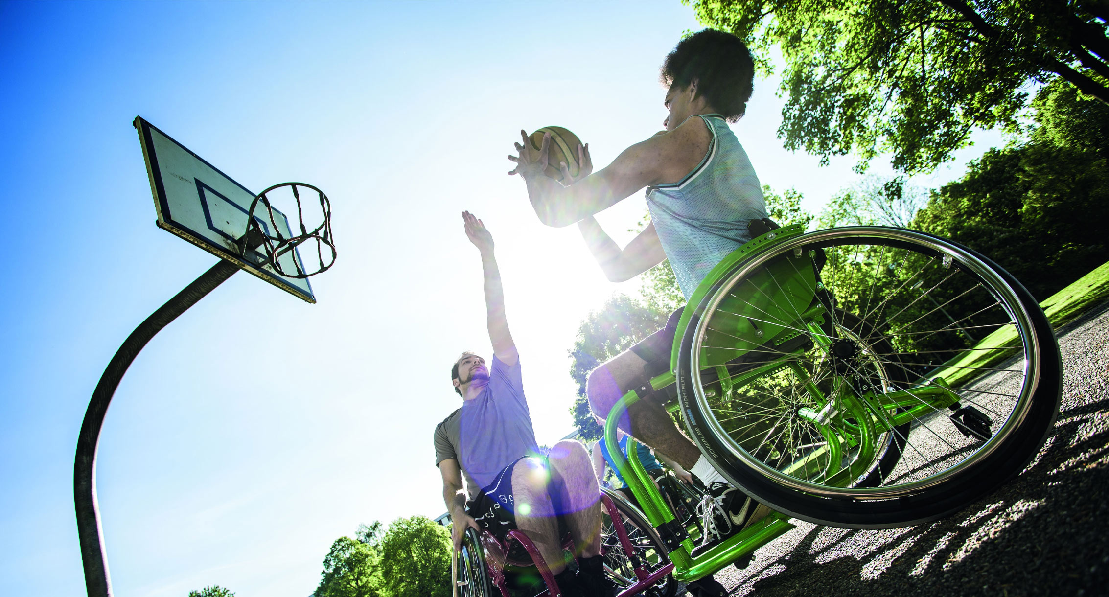 Foto von Parasportlern bei einem Basketballspiel