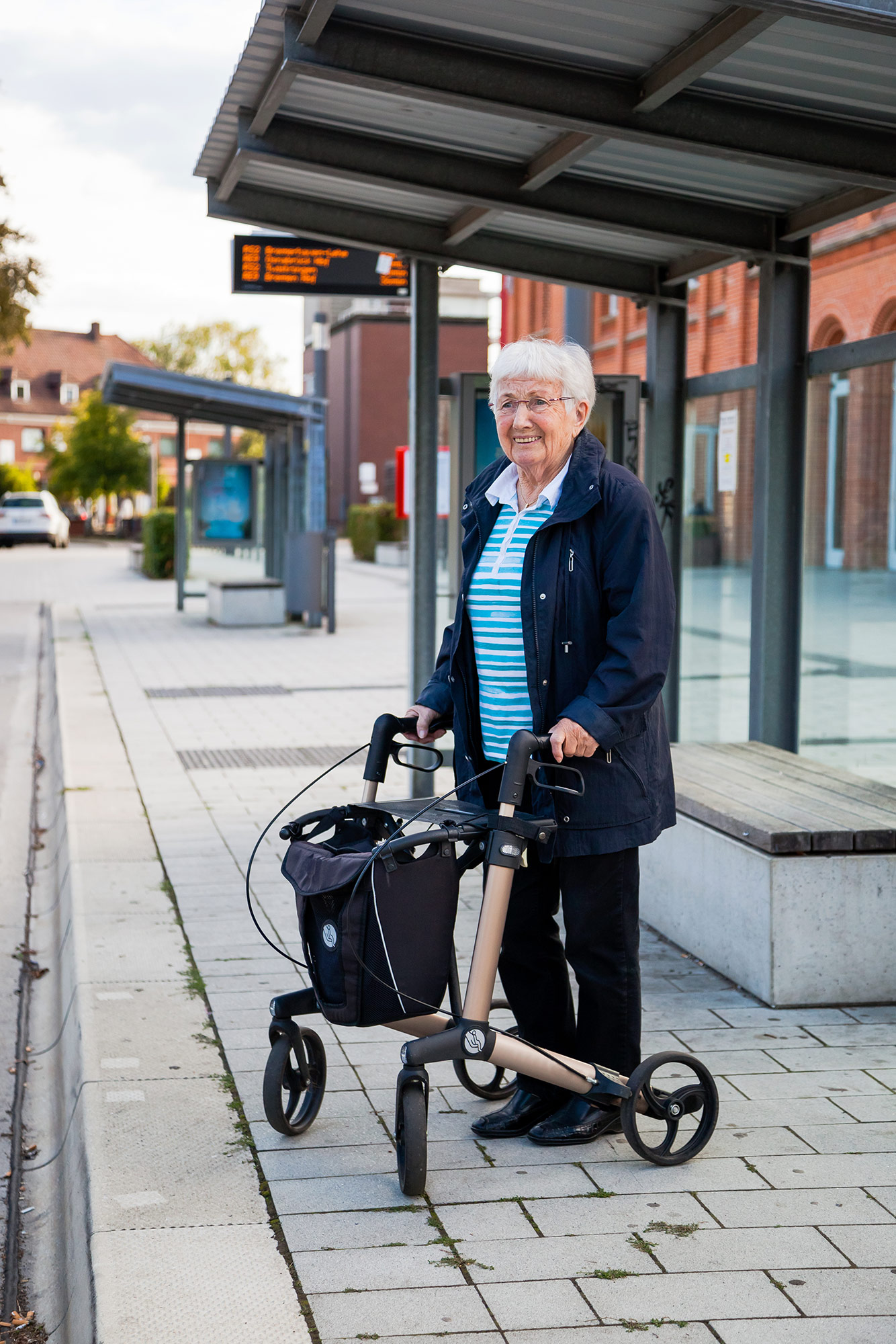 Foto von einer älteren Dame mit Rollator